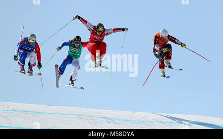 Canada's Brady Leman (destra) conduce oltre l'ultimo salto per vincere il suo primo quarto di finale in uomini della Ski cross a Phoenix Snow Park durante il giorno dodici del PyeongChang 2018 Giochi Olimpici Invernali in Corea del Sud. Foto Stock