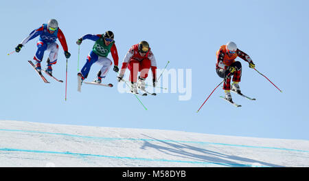 Canada's Brady Leman (destra) conduce oltre l'ultimo salto per vincere il suo primo quarto di finale in uomini della Ski cross a Phoenix Snow Park durante il giorno dodici del PyeongChang 2018 Giochi Olimpici Invernali in Corea del Sud. Foto Stock