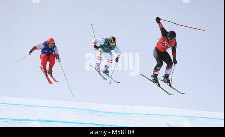 Lo svizzero Alex Fiva (destra) conduce oltre l'ultimo salto per vincere il suo calore nell'uomo Ski cross a Phoenix Snow Park durante il giorno dodici del PyeongChang 2018 Giochi Olimpici Invernali in Corea del Sud. Foto Stock