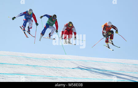 Canada's Brady Leman (destra) conduce oltre l'ultimo salto per vincere il suo primo quarto di finale in uomini della Ski cross a Phoenix Snow Park durante il giorno dodici del PyeongChang 2018 Giochi Olimpici Invernali in Corea del Sud. Foto Stock