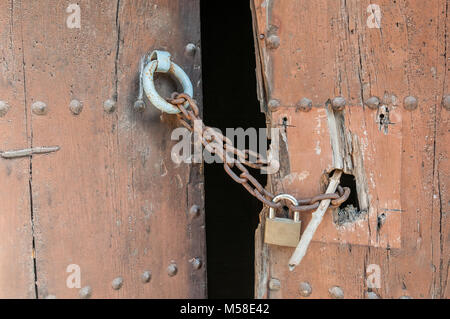 Sportello della porta bloccata con un lucchetto e un lucchetto, Santa Maria de Merola - Chiesa, chiesa rurale del XVII secolo puig-reig, Catalogna, Spagna Foto Stock