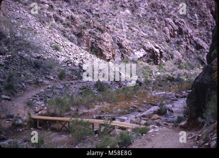 Trans canyon Pipeline (storico) . Tempoary ponte che attraversa il Bright Angel Creek su NOrth Kaibab Trail, prima dell'alluvione. Circa 1965. Server dei criteri di rete Foto Stock