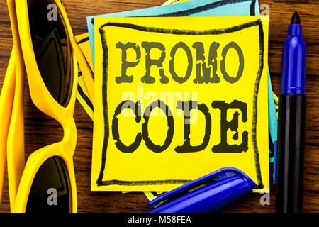 La scrittura a mano didascalia di testo di ispirazione che mostra il codice promozionale. Il concetto di business per la promozione del Business Online scritto su una nota adesiva carta, torna in legno Foto Stock