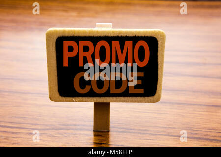 Mano concettuale di scrittura di testo Didascalia ispirazione che mostra il codice promozionale. Il concetto di business per la promozione del Business Online scritto sulla scheda annunci Foto Stock