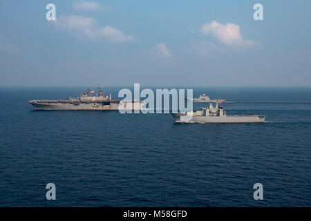 180218-N-XK809-530 Golfo di Thailandia (feb. 18, 2018) l'assalto anfibio nave USS Bonhomme Richard (LHD 6), il Royal Thai Navy piattaforma di atterraggio dock nave HTMS Angthong (LPD 791), vicino, e della Repubblica di Corea sbarco nave ROKS Cheon Ja Bong (LST-687) sono in formazione durante un Cobra Gold 2018 foto esercizio. Bonhomme Richard sta partecipando in CG-18 al fianco di Royal Thai navi della Marina e del personale e a condurre una serie di operazioni anfibie che miglioreranno la tattica di competenza dei partecipanti e provare le funzionalità combinate per rispondere alle emergenze. L'esercizio annuale Foto Stock