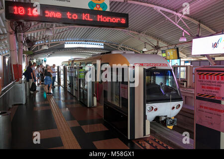 Kuala Lumpur, Malesia, 24 Gennaio 2018: turisti e gente locale tenendo la Kuala Lumpur MRT monorotaia Foto Stock