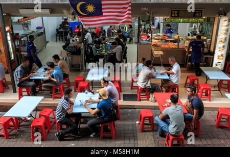 Kuala Lumpur, Malesia, 24 Gennaio 2018: turisti e gente locale di mangiare in un ristorante malese a Kuala Lumpur Foto Stock