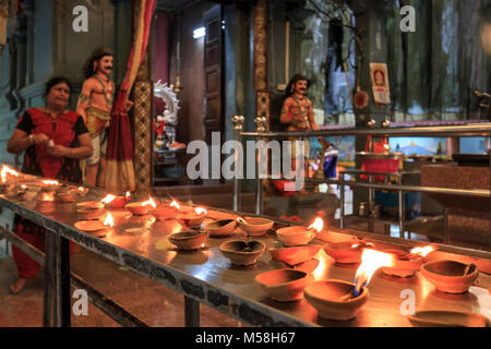 Kuala Lumpur, Malesia, 24 Gennaio 2018: Temple e candele accese da turisti all'interno delle Grotte Batu di Kuala Lumpur in Malesia. Grotte Batu si trovano j Foto Stock