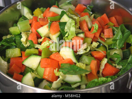 Fresche verdure organiche set, minestrone ingredienti in una pentola: carote, broccoli, sedano, peperoni, zucchine zucchine, cavolo, barbabietole. Vegetaria Foto Stock