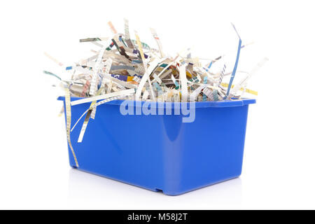 Blu contenitore in plastica pieno di vecchi ritagli di giornale su sfondo bianco Foto Stock