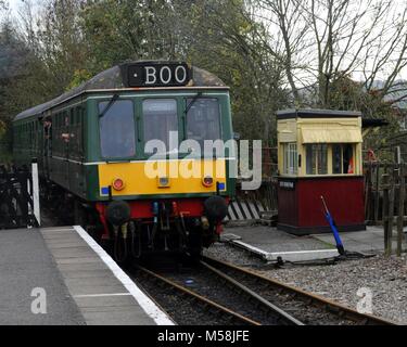 1960 British Rail Class 107 Diesel Multiple Unit (DMU) automobili Sc52006 e Sc52025 lasciando Bitton stazione sull'Avon Valley Railway, Bitton, UK. Foto Stock