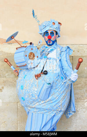 Un divertente clown durante il Carnevale di Venezia (Carnevale di Venezia) a Venezia, Italia Foto Stock