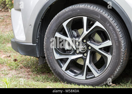 Concetto shot di cerchi e pneumatici di crossover moderno auto - Toyota CH-R Foto Stock