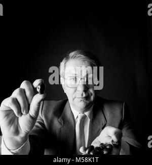 Il Professor Phil James, Philip James è attualmente un membro onorario della Scuola Londinese di Igiene e Medicina Tropicale. Egli è un membro del comitato direttivo per il mondo dell'obesità/politica e prevenzione, responsabile per le iniziative globali in materia di alimenti e di salute con particolare enfasi sulla pandemia di obesità . Attualmente è Presidente del Consiglio presidenziale di prevenzione Global Alliance affrontare l'epidemia globale di malattie croniche con 5 global medical società legati alla Organizzazione mondiale della sanità, che monocromatici fotografi di archiviazione effettuate nel gennaio 1991 Foto Stock