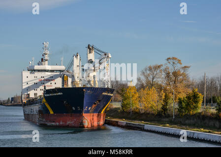 Il Sedna Desgagnes portarinfuse passando attraverso la porta Colborne durante la navigazione il Welland Canal Foto Stock