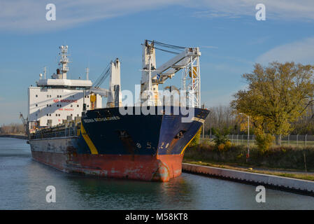 Il Sedna Desgagnes portarinfuse passando attraverso la porta Colborne durante la navigazione il Welland Canal Foto Stock