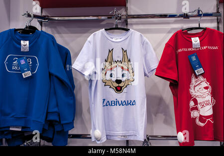 14 dicembre 2017 Mosca, Russia, simboli della Coppa del Mondo 2018 su T-shirts nell'Official Store. Foto Stock