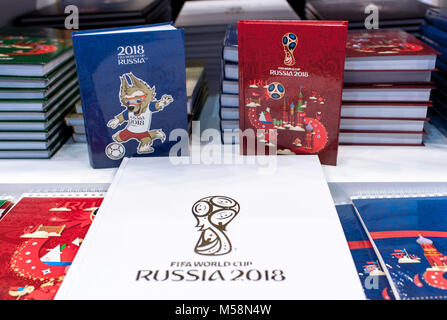 14 dicembre 2017 Mosca, Russia, simboli della Coppa del Mondo 2018 nell'Official Store. Foto Stock