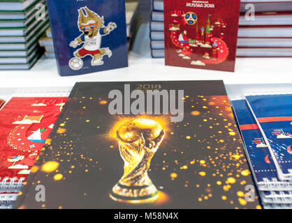 14 dicembre 2017 Mosca, Russia, simboli della Coppa del Mondo 2018 nell'Official Store. Foto Stock