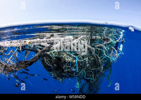 Le correnti marine si accumulano detriti nelle aree attorno all'oceano globale.