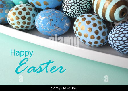 Moderne e decorate le uova di Pasqua su un solido background color pastello con copia spazio e buona Pasqua messaggio. Foto Stock