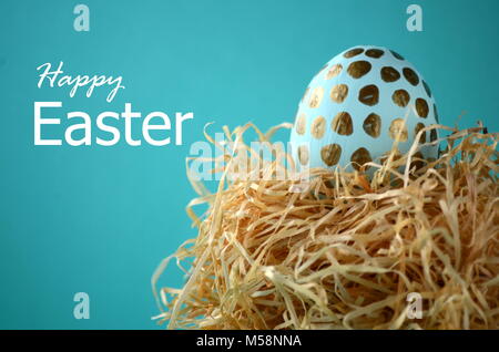 Moderne e decorate le uova di Pasqua su un solido background color pastello con copia spazio e buona Pasqua messaggio. Foto Stock