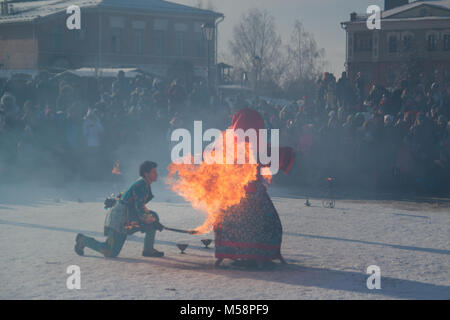 Sviyažsk, Russia - 26 Febbraio 2017: masterizzazione di inverno di effigie - Evento Maslenitsa - folla cercando di rito pagano Foto Stock