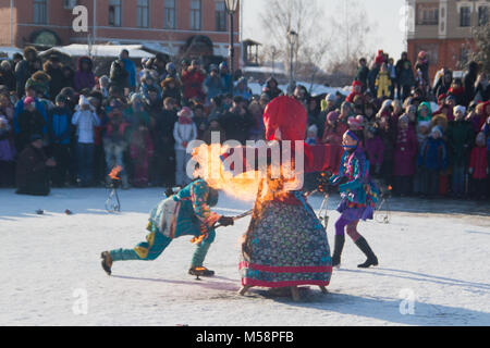 Sviyažsk, Russia - 26 Febbraio 2017: firestarting - Masterizzazione di inverno di effigie - Evento Maslenitsa - folla cercando di rito pagano Foto Stock