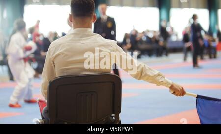 L'uomo giudice nel concorso di karate Foto Stock