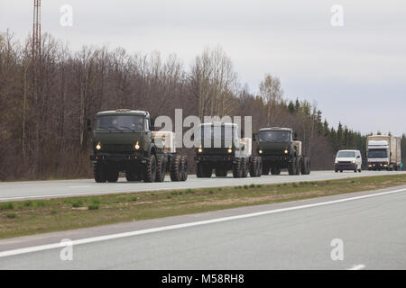 Tre camion militare sulla strada - esercito russo Foto Stock