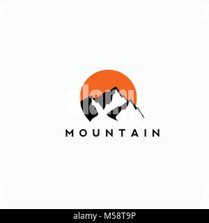 Montagna e tramonto logo in bianco e nero e arancione . Illustrazione Vettoriale