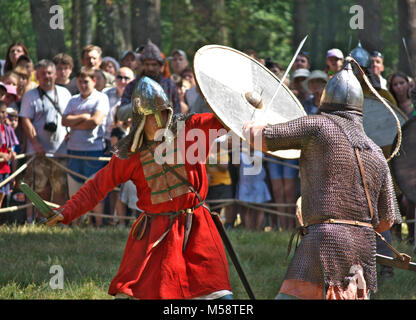 Smolensk, Russia - 09 agosto 2014, la lotta contro i due soldati nel vecchio russo armor al festival della ricostruzione storica 'Gnezdovo' Foto Stock