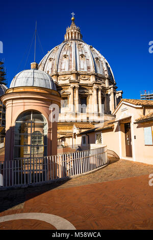 In alto la Cattedrale di San Pietro. Città del Vaticano, Roma, lazio, Italy. Foto Stock