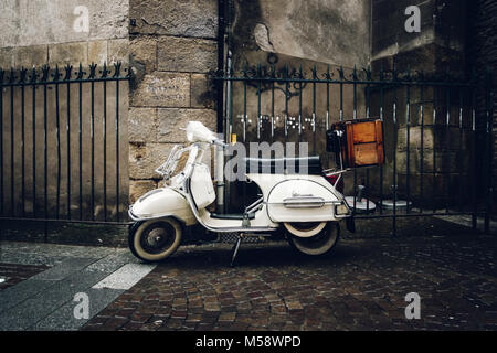 NANTES, Francia - circa gennaio 2018: un vintage scooter Vespa parcheggiata in strada da un giorno di pioggia. Foto Stock