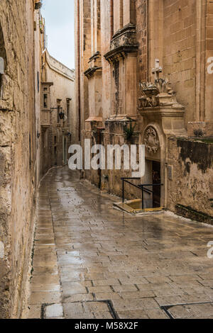 Le strade strette e alte mura di Mdina, Malta, l'Europa. 02/09/2018. Foto Stock