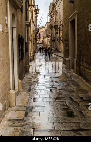 Le strade strette e alte mura di Mdina, Malta, l'Europa. 02/09/2018. Foto Stock