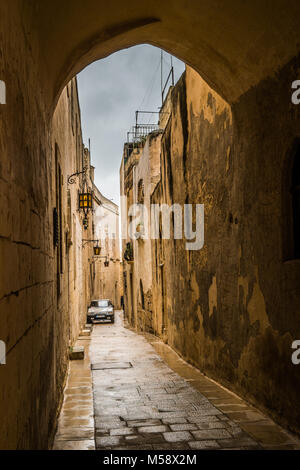 Le strade strette e alte mura di Mdina, Malta, l'Europa. 02/09/2018. Foto Stock