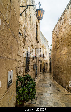 Le strade strette e alte mura di Mdina, Malta, l'Europa. 02/09/2018. Foto Stock