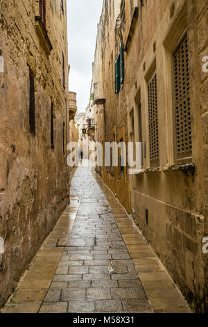 Le strade strette e alte mura di Mdina, Malta, l'Europa. 02/09/2018. Foto Stock