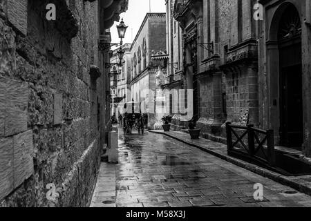 Le strade strette e alte mura di Mdina, Malta, l'Europa. 02/09/2018. Foto Stock