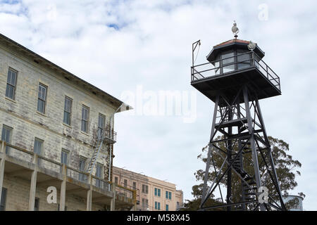 Torre di guardia e agli edifici presso la storica prigione sull isola di Alcatraz a San Francisco, California. Foto Stock