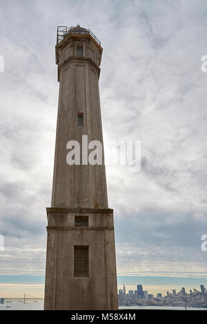 Il faro di Alcatraz, lo skyline di San Francisco in background. Foto Stock