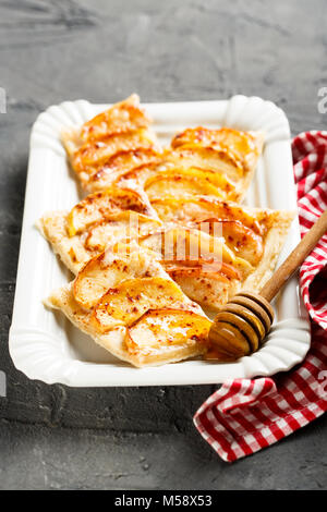 Torta di mele fatta in casa con miele Foto Stock