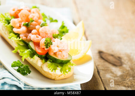 Panino di gamberi fatto in casa con cetriolo Foto Stock