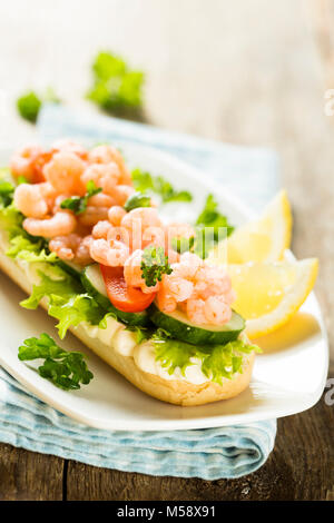 Panino di gamberi fatto in casa con cetriolo Foto Stock