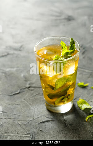 Tè ghiacciato fatto in casa con menta fresca Foto Stock