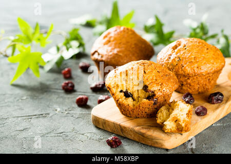 Muffin fatti in casa alla cannella con uvetta Foto Stock