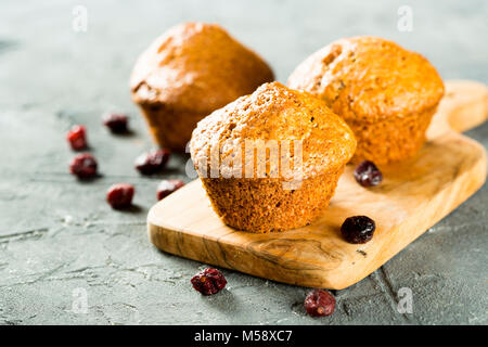 Muffin fatti in casa alla cannella con uvetta Foto Stock