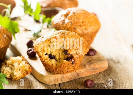 Muffin fatti in casa alla cannella con uvetta Foto Stock