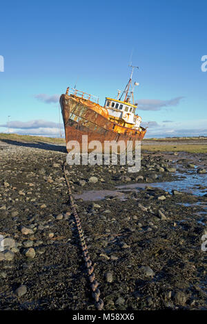 Rusty trawler belga Vita Nova abbandonati sulla spiaggia, Roa Island, Cumbria, England Regno Unito Foto Stock